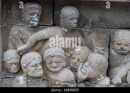 Indonesien, Java, Borobudur. Das größte buddhistische Denkmal der Welt, um 780-840 n. Chr. UNESCO-Weltkulturerbe. Detail von geschnitzten Steinfiguren. Stockfoto