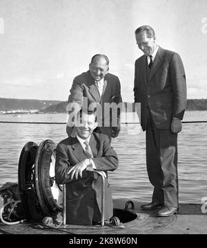 Oslo 19580826 das amerikanische U-Boot Skate, das den Arktischen Ozean und den Nordpol unter dem Eis überquert hat, besucht Oslo. Drei Verteidigungsminister besuchen den atomar betriebenen U-Boot-Skate. Auf dem Weg nach unten: Der dänische Verteidigungsminister Poul Hansen. In der Mitte: Der norwegische Verteidigungsminister Nils Handal und Th. Schwedens Verteidigungsminister Sven Andersson. Foto: NTB / NTB Stockfoto