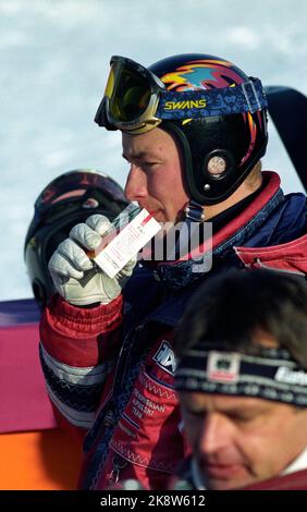 Kvitfjell 19940217. Die Olympischen Winterspiele im Lillehammer Alpine-Super-G, Männer. Kjetil Andre Aamodt trinkt im Zielgebiet. Foto: Jan Greve / NTB Stockfoto