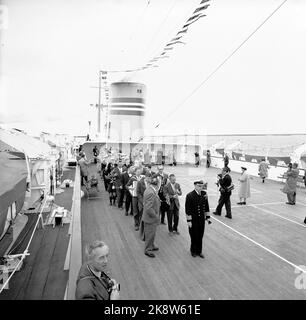 Oslo 19560517. Das neue Flaggschiff der norwegisch-amerikanischen Linie MS 'Bergensfjord' auf der Jungfernfahrt vom Newcastle-Hof nach Bergen, Kristiansand und schließlich nach Oslo, wo es am 17. Mai eintrifft und einen zusätzlichen Punkt auf die Feier des Nationaltages setzt, der ansonsten durch Regen und Regen gekennzeichnet ist Restal Weather. Hier am 17. Mai, dem Zug an Bord von Bergensfjord, war es die Größe des Zuges in einer mittelnorwegischen Kleinstadt. Es wird von Gouverneur Trygve Lie (TV) und Kapitän Olaf Bjørnstad geleitet. Foto: Sverre A. Børreten / Aktuell / NTB Stockfoto