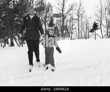 Gausdal Februar 1973. Königin Margrethe von Dänemark hat ihren 3-tägigen offiziellen Besuch in Oslo um eine Woche Winterurlaub in Gausdal in der Kabine eines Reeders erweitert. Sie hat mit der Familie Prinz Gemalen Prinz Henrik und die beiden Kinder Prinz Frederik und Prinz Joachim geerbt. Hier Königin Margrethe und Prinz Frederik. Foto: Ivar Aaserud / Aktuell / NTB. Stockfoto