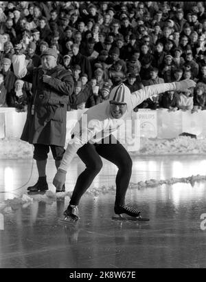 Oslo 19650214 World Championships im Bislett Stadium in Oslo, für überfüllte Tribünen. Hier die Niederlande Petrus Notte, mit Brille und norwegischem Hut, an der Startlinie. Startet Rolf Hellum im Hintergrund. (Petrus Notte ist am besten bekannt als der Peter Nottet) Foto; NTB / NTB Stockfoto