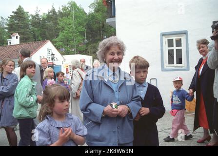 Kristiansand 19910609. Der Zoo in Kristiansand. Eröffnung von Cardamom City. Die Witwe von Thorbjørn Egner, Annie Egner, wurde zur offiziellen Eröffnung der Stadt Cardamom im Zoo geleitet. Hier sehen wir sie mit ihren beiden Enkelkindern Ingvild und Bendik. Foto: Hallgeir Oftedal / NTB Stockfoto