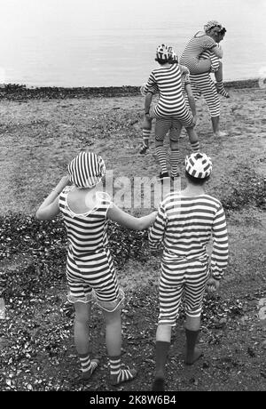 Oslo 19690510: Frogner Park. Junge Frauen und Männer tragen gestreifte Badeanzüge im Retro-Stil. Diese Badeanzug-Mode stammt aus der Zeit um das Jahr 1920s, wurde aber im Sommer 1969 wieder aufgeflammt. Auszug aus dem aktuellen Text: "Ältere Menschen standen mit Tränen in den Augen, als wir die Badeanzüge vorstellten. Der Verkauf des neuen, alten Badeanzugs ist besonders bei der diesjährigen russischen Holzkohle, die auf die Streifen gesetzt hat, auffällig geworden. Die Anzüge können überall für knapp fünf gekauft werden. ' Foto: Aage Storløkken / Aktuell / NTB Stockfoto