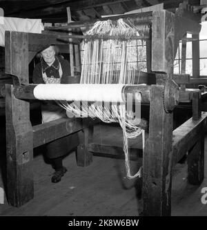 Loen März 1947 von der Farm Streichung in Nordfjord, wo natürliche Haushalte so weit wie möglich geführt werden. Die 9 Bewohner des Hofes leben von den Produkten, die der Boden und das Vieh liefern. Hier ist ein Webstuhl, der fleißig genutzt wird. Foto: Th. Scotaam / Aktuell / NTB Stockfoto