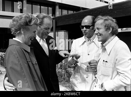 Oslo 19750529. Justizministerin Inger Louise Valle und Verteidigungsminister Alv Jakob Fostervoll, nachdem sie die Fernsehsendung „on the Kick“, an der Neonazis/Nationalisten teilnahmen, gesehen hatten. Auf dem Foto sind sie mit den Programmdirektoren per Øyvind Heradstveit und Franz Saksvik (t.h.) Foto Henrik Laurvik / NTB Stockfoto