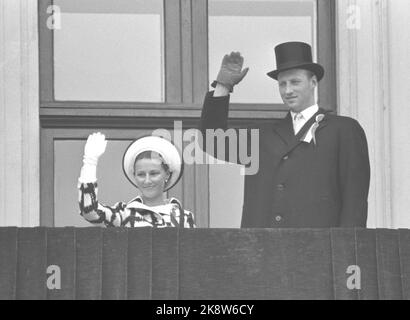 Oslo 19700517. 17. Mai: Fest in Oslo. Kronprinz Harald und Kronprinzessin Sonja winken ohne König Olav zum Kinderzug auf dem Schlossbalkon. Der König war krank und konnte nicht anwesend sein. Kronprinz Harald übernahm alle Funktionen seines Vaters, auch während des 25.. Jahrestages der Befreiung im Mai. Foto: NTB Erik Thorberg / NTB / NTB Stockfoto