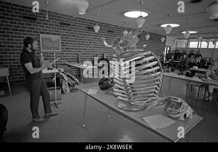 Telemark im Frühjahr 1970. Das Norwegische Autorenzentrum reist in Zusammenarbeit mit der jungen Künstlergesellschaft auf einer dreiwöchigen Tour nach Telemark und Buskerud. Hier besucht die Tour die Magnesiumfabrik von Norsk Hydro in Herøya und führt während der Frühstückspause für die Arbeiter durch. Hier Lyriker und Autor Bjørn Nilsen in Aktion. Auf dem Tisch eine Skulptur von Marius Heyerdahl. Foto: Sverre A. Børretzen / Aktuell / NTB Stockfoto