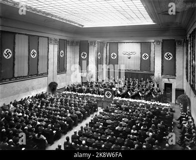 Oslo April 1943. Parteitreffen im Auditorium (Universität) anlässlich Hitlers Geburtstag. Kinnkreuz an den Wänden. Foto: Aage Kihle / NTB *** das Foto wurde nicht verarbeitet ***** Stockfoto