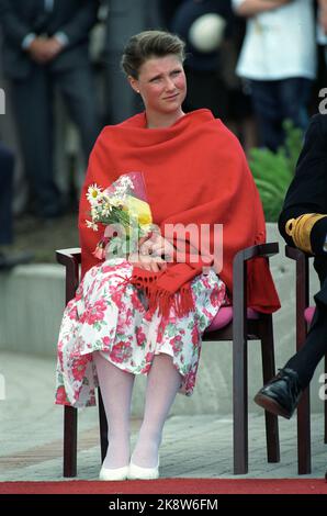 Kristiansand 19910627. - 1991. Juni. Die königliche Familie in Kristiansand. Eine sitzende Prinzessin Märtha Louise in geblümtem Kleid und mit rotem Schal. Foto: Lise Åserud / NTB Stockfoto