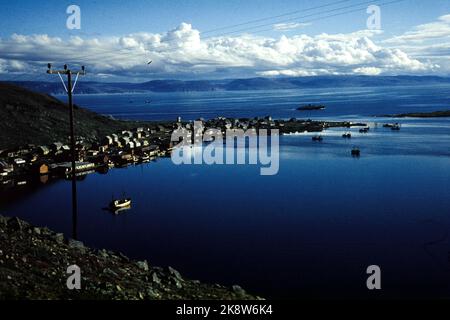 Honningsvåg 19521115. Recovery-Arbeit von Fiskevær Honningsvåg on Magerøya. 5 Jahre nach dem Krieg von 1947 bis 1952 spiegelt sich hier die Wohnreise voll und ganz in den Bildern wider. Die Deutschen legten Honningsvåg in Kies. Nach dem Krieg befand sich der Ort in einem chaotischen Ruinhaug, wo die Kirche als einziges Gebäude zurückgelassen wurde. Es wird gegraben und gesprengt. Hier sehen wir ein Übersichtsbild von Honningsvåg und dem Hafen. Foto: Sverre A. Børretzen / Aktuell / NTB Stockfoto