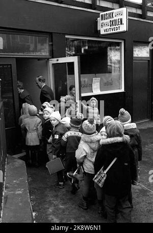 Oslo 196211. Die Musikschule in Veitvedt ist Norwegens größte. Hier lernen sowohl Erwachsene als auch Kinder verschiedene Instrumente zu spielen. Der Regisseur holt die jüngsten Schüler aus dem Musikbus, der die jüngsten Schüler abholt und in den Musikkindergarten bringt. Foto Sverre A. Børretzen / Aktuell / NTB Stockfoto