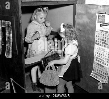 Oslo 1948. Kinder spielen Geschäft im Kindergarten Tøyenhus. In Oslo gibt es mit 40.000 Kindern unter Schulalter nicht mehr als 11 Kindertagesstätten und 24 Kindergärten. Mit 1000 Kindern im Vorschulalter im Großraum Oslo ist ein Kindergartenplatz viel zu klein. Vorschullehrer zu erhalten, ist auch ein großes Problem. Band im Haar. Foto: SV. A. Børretzen / Aktuell / NTB Stockfoto