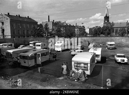 Oslo Juni 1968 Fast einhundert Zigeuner kamen im Frühjahr 1968 nach Oslo. Sie erhielten einen Platz auf dem Gasplot in Oslo East. Jeden Tag gibt es Menschen, die sie anschauen wollen. Foto: Sverre A. Børretzen / Aktuell / NTB Stockfoto