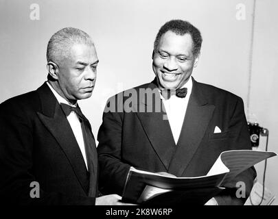 Oslo 1949 der amerikanische Sänger und Politiker Paul Robeson besucht Oslo, um zu singen und zu sprechen. Hier Robeson (Th) zusammen mit seinem regulären Pianisten Lawrence Brown vor dem Konzert im Mission House des Calmeyergat. Foto: Kari Berggrav / Aktuell / NTB Stockfoto