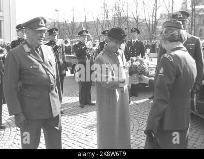 Oslo 19800409. Gedenkhöhlichkeit anlässlich des 40.. Jahrestages der Invasion der Deutschen in Norwegen. König Olav und Kronprinzessin Sonja erhalten bei der Ankunft an der Universität Aula Blumen, um sich der Gedenkstätte anlässlich der Invasion der Deutschen in Norwegen anzuschließen. Die Kronprinzessin im Mantel und Hut. Foto: Bjørn Sigurdsøn NTB / NTB Stockfoto