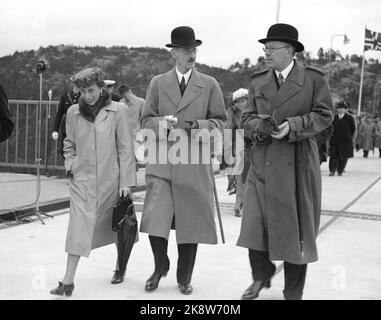 Svinesund 19460615. Die Svinesundbrücke in Halden zwischen Norwegen und Schweden wird von König Haakon und Kronprinz Gustav Adolf inmitten der 420 Meter langen Brücke eröffnet. Hier sehen wir König Haakon (Mitte) zusammen mit Kronprinz Gustav Adolf von Schweden, der 1950 König wurde, und Kronprinzessin Louise. Foto: NTB Archive / NTB Stockfoto