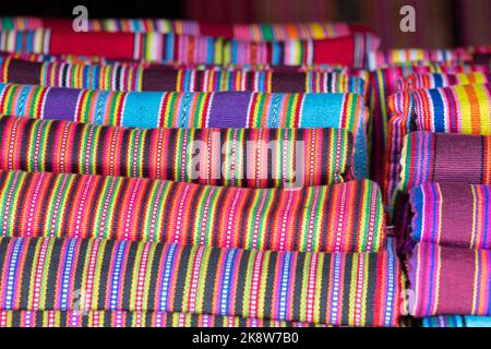 Südostasien, Osttimor alias Timor Leste, Hauptstadt von Dili. Fabric Market alias Tais Market. Traditionelle timoresische Textilien. Stockfoto