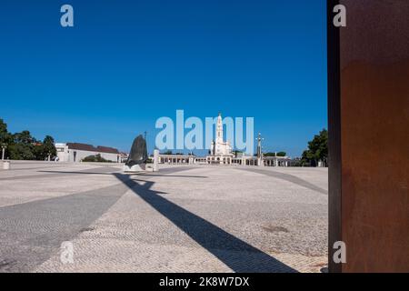 Das Heiligtum von Fatima, Portugal. Blick auf die Rückseite der Statue des heiligen Papstes Johannes Paul II. Und die Basilika unserer Lieben Frau vom Rosenkranz im Hintergrund. Stockfoto