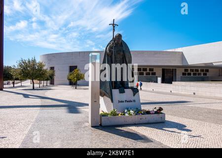 Fatima, Portugal, 23.09.202 - das Heiligtum von Fatima, Portugal. Blick auf die Statue des Heiligen Papstes Johannes Paul II Stockfoto