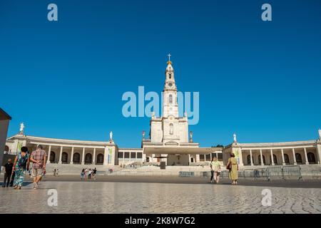 Das Heiligtum von Fatima, Portugal, und die Basilika unserer Lieben Frau vom Rosenkranz im Hintergrund. Stockfoto