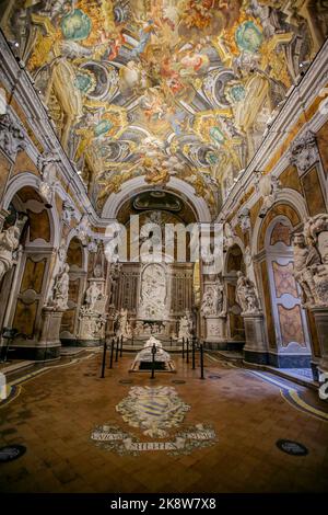 Allgemeine Ansicht des Hauptraum in der Mitte des Kirchenschiffs der Sansevero-Kapelle, eine lebensgroße Skulptur aus weißem Marmor des Künstlers Giuseppe Sammartino im Jahr 1753, die unseren Herrn Jesus Christus tot darstellt, bedeckt von einem transparenten Grabtuch aus dem gleichen Block wie die Statue'. Stockfoto