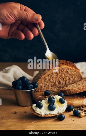 Sandwich mit Frischkäse und Beeren Stockfoto