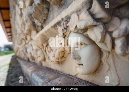 Friesen auf dem Tiberius-Portikus, in dem verschiedene Götter, Göttinnen und Porträtköpfe in Aphrodisias, Aydin, Türkei, abgebildet sind Stockfoto