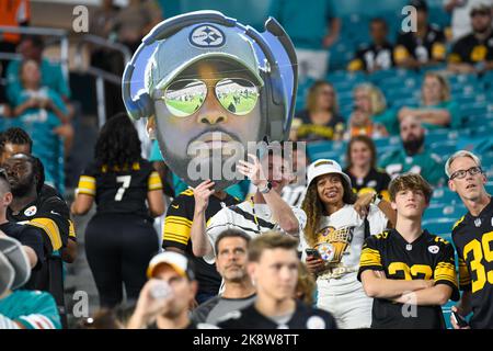 Miami Gardens, Florida, USA. 23. Oktober 2022. 23.. Oktober 2022 Pittsburgh Steelers Fans während Pittsburgh Steelers gegen Miami Dolphins in Miami Gardens, FL. Jake Mysliwczyk/BMR (Bild: © Jake Mysliwczyk/BMR über ZUMA Press Wire) Stockfoto