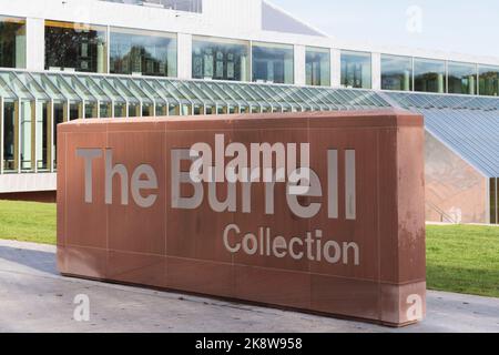 Das Schild der Burrell Collection befindet sich am Haupteingang des kürzlich renovierten Museums in Glasgow, Schottland Stockfoto