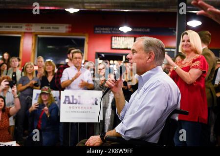 Austin, Texas, USA. 24. Oktober 2022. GREG ABBOTT, der Gouverneur der Republikaner von Texas, steht vor einer harten demokratischen Herausforderung und veranstaltet am 24. Oktober 2022 eine Wahlkampfveranstaltung bei Schmidt's Family BBQ in Bee Cave, Texas. Abbott, der scherzte, dass er und seine Frau Cecilia gerade gewählt hatten, damit er ''mindestens zwei Stimmen erhalten'', versucht, eine dritte Amtszeit zu erreichen. (Bild: © Bob Daemmrich/ZUMA Press Wire) Stockfoto