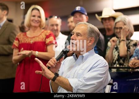 Austin, Texas, USA. 24. Oktober 2022. GREG ABBOTT, der Gouverneur der Republikaner von Texas, steht vor einer harten demokratischen Herausforderung und veranstaltet am 24. Oktober 2022 eine Wahlkampfveranstaltung bei Schmidt's Family BBQ in Bee Cave, Texas. Abbott, der scherzte, dass er und seine Frau Cecilia gerade gewählt hatten, damit er ''mindestens zwei Stimmen erhalten'', versucht, eine dritte Amtszeit zu erreichen. (Bild: © Bob Daemmrich/ZUMA Press Wire) Stockfoto