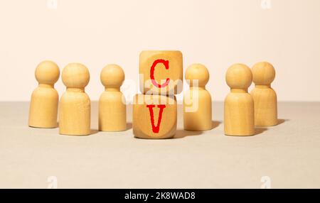 CV. Text auf Holzwürfeln auf grauem Hintergrund. Stockfoto