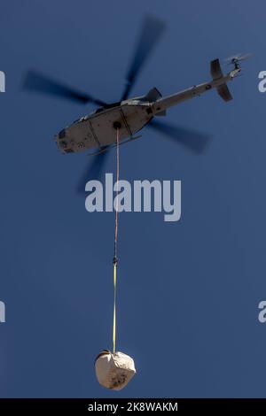 Ein UH-1Y Venom Hubschrauber mit Marine Attack Helicopter Training Squadron (HMLAT) 303, Marine Aircraft Group 39, 3. Marine Aircraft Wing, nimmt Werkzeuge und Ausrüstung über einen langen Außenlift im Anza-Borrego Desert State Park, Kalifornien, 16. Oktober 2022. HMLAT-303 Marineinfanteristen und staatliche, föderale und private Behörden nutzten die Möglichkeit eines externen Aufzugs über eine lange Leitung mit UH-1Y Venom-Hubschraubern, um eine Wasserversorgung für gefährdete Dickhornschafe durchzuführen und schwere Ausrüstung durch bergiges Gelände zu transportieren. Aufgrund des rauen Geländes führten die Marines des HMLAT-303 fortschrittliche Landetechniken durch. (USA Marine Stockfoto