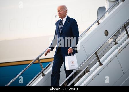 Der Präsident der Vereinigten Staaten, Joseph Biden, geht von Air Force One aus, nachdem er am 14. Oktober 2022 in Portland Air National Guard, Oregon, angekommen ist. Dies ist Präsident Bidens zweiter Besuch in diesem Jahr. (USA Foto der Air National Guard von Staff Sgt. Sean Campbell) Stockfoto