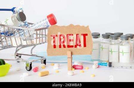 Wortbehandlung. Kleine Holzwürfel mit Buchstaben isoliert auf orangefarbenem Hintergrund mit Kopierplatz verfügbar. Image des Geschäftskonzepts. Stockfoto