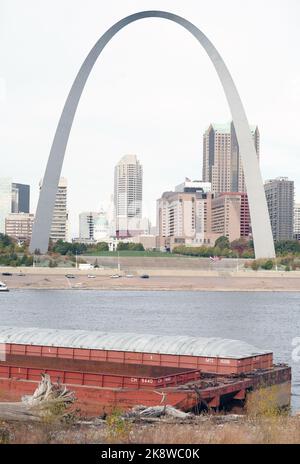 St. Louis, Usa. 24. Oktober 2022. Am Montag, den 24. Oktober 2022, ist ein Lastkahn am Ufer des Mississippi in St. Louis stationiert. Letzte Woche lag der Flussstand bei -2,5 Fuß, aber kein Rekord, der im Januar 1940 bei -6,2 Fuß aufgestellt wurde. Der Mangel an Regen ist die Ursache, und es müssen Schritte unternommen werden, um den Fluss für den Bargenverkehr offen zu halten. Foto von Bill Greenblatt/UPI Credit: UPI/Alamy Live News Stockfoto