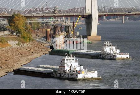 St. Louis, Usa. 24. Oktober 2022. Am Montag, den 24. Oktober 2022, werden Lastkähne an Land auf dem Mississippi River in St. Louis geschoben. Letzte Woche lag der Flussstand bei -2,5 Fuß, aber kein Rekord, der im Januar 1940 bei -6,2 Fuß aufgestellt wurde. Der Mangel an Regen ist die Ursache, und es müssen Schritte unternommen werden, um den Fluss für den Bargenverkehr offen zu halten. Foto von Bill Greenblatt/UPI Credit: UPI/Alamy Live News Stockfoto