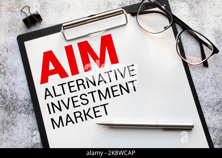 Konzeptbild des Akronyms AIM Alternative Investment Market über der gelben Markierungslinie Stockfoto