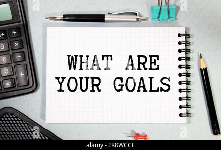 Die Phrase Write Down Your Goals auf einem Stück Papier geschrieben und an einem Kork Notice Board als Erinnerung festgehalten Stockfoto