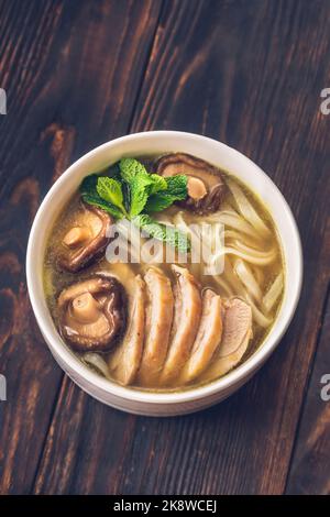 Hühnerramen mit Shiitake-Pilzen und Nudeln Stockfoto