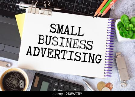 Konzeptionelle Handschrift mit Small Business Saturday. Business Foto Text Amerikanischen Shopping-Urlaub während des Samstags Notebook und Stationar Stockfoto