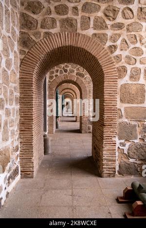Schöne Außenflur mit Steinen und unterstützt von Säulen und Bögen in Toledo Spanien Stockfoto