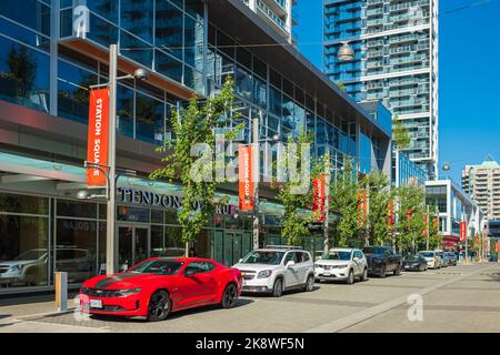 Straßenansicht der Stadtgebäude in der Innenstadt von Burnaby, Einkaufszentrum Metrotown Area, Vancouver BC, Kanada-Oktober 1,2022. Reisefoto, niemand Stockfoto