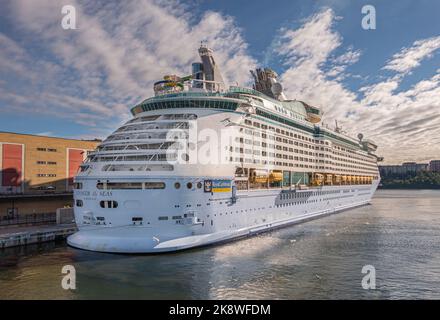 Schweden, Stockholm - 17. Juli 2022: Nahaufnahme des weißen Seeschiffs Voyager of the Seas, dem Royal Caribbean Cruise Ship, das am Vartaterminalen Terminal in Frihamnen andockt Stockfoto