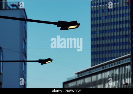 Niedrige Sicht auf die Straßenlampe Stockfoto