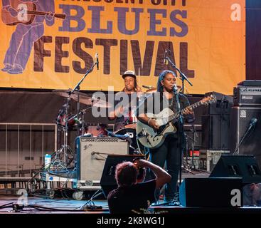 NEW ORLEANS, LA, USA - 16. OKTOBER 2022: Ruthie Foster spielt Gitarre und singt beim jährlichen Crescent City Blues and BBQ Festival Stockfoto