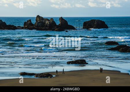 Die Menschen schlendern am wunderschönen Bandon Beach in Oregon entlang Stockfoto