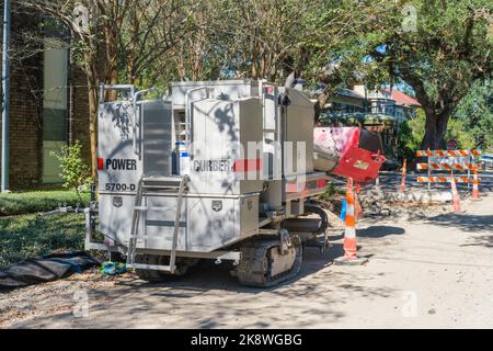 NEW ORLEANS, LA, USA - 21. OKTOBER 2022: Rückansicht der Power Kerber 5700-D Bordsteinmaschine, die während der Straßenreparatur auf der Straße geparkt wurde Stockfoto