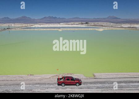 Atacama, Chile. 24. Oktober 2022. Solebecken mit Lithiumcarbonat werden in einer Lithiummine in der Wüste Salar de Atacama gesehen. Die Sociedad Química y Minera de Chile (QM) baut ihre Bergbauaktivitäten aus, um der wachsenden weltweiten Nachfrage nach Lithiumcarbonat, dem Hauptbestandteil bei der Herstellung von wiederaufladbaren Batterien, zunehmend für Elektrofahrzeuge, gerecht zu werden. Kredit: Lucas Aguayo Araos/dpa/Alamy Live Nachrichten Stockfoto